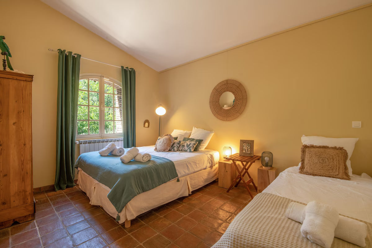 Double room with shared bathroom