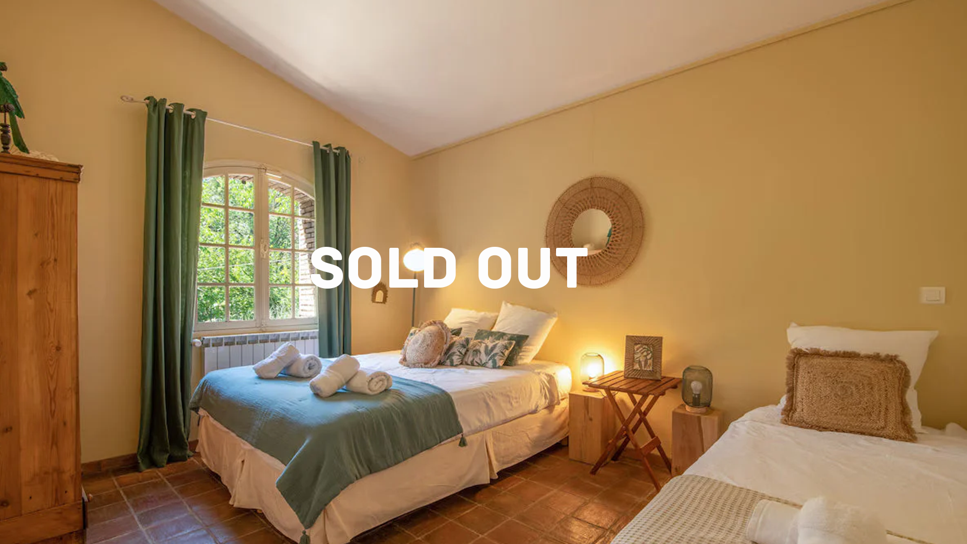 Double room with shared bathroom